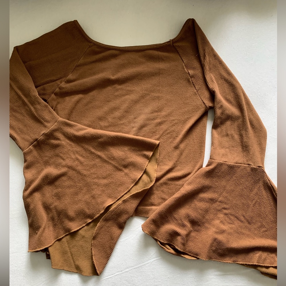 Stretchy brown bell sleeve crop top